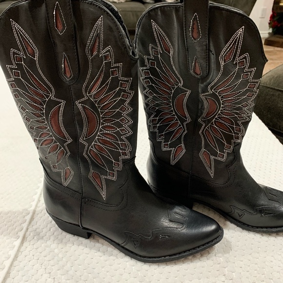 Coconuts by Matisse Black Western Cowboy Boots with Wing Design - Picture 2 of 6